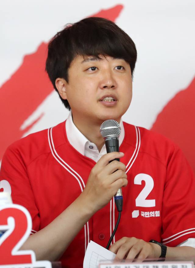 이준석 국민의힘 대표가 25일 오전 충남 천안시 불당동 김태흠 충남지사 후보 선거사무소에서 열린 중앙선거대책위원회 현장 회의에서 발언하고 있다. 연합뉴스