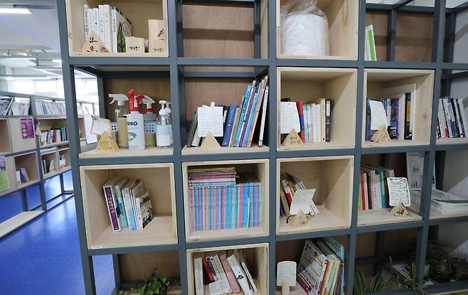 공유서재는 주민이 책을 가져와 동네 사람들과 함께 보는 서재다. [사진/진성철 기자]