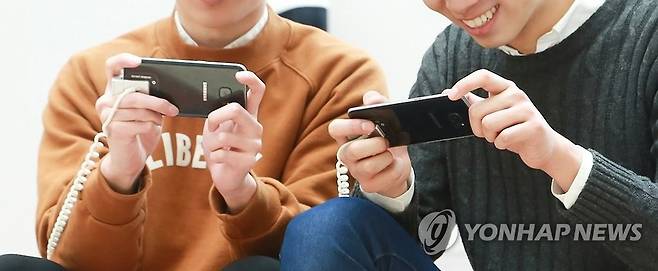 모바일 게임을 하는 사람 [삼성전자 제공]