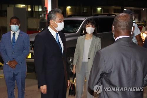 솔로몬제도 도착한 왕이 중국 외교부장 (AFP.연합뉴스)