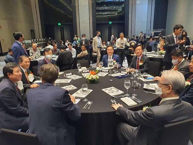 창립 기념식에 참석한 장영식 회장(가운데) 등 VIP 인사들 [왕길환 촬영]