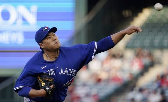 류현진이 일본 야구스타 오타니와 맞대결에서 완승을 거뒀다. 27일(한국시간) LA 에인절스를 전에서 역투하는 류현진. 애너하임=AP/뉴시스