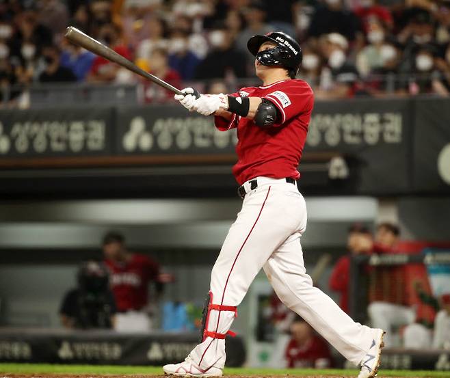 27일 광주 기아챔피언스필드에서 열린 프로야구 2022 KBO리그 SSG랜더스와 KIA타이거즈 경기. SSG 최정이 8회에 투런홈런을 때리고 있다. 사진=연합뉴스