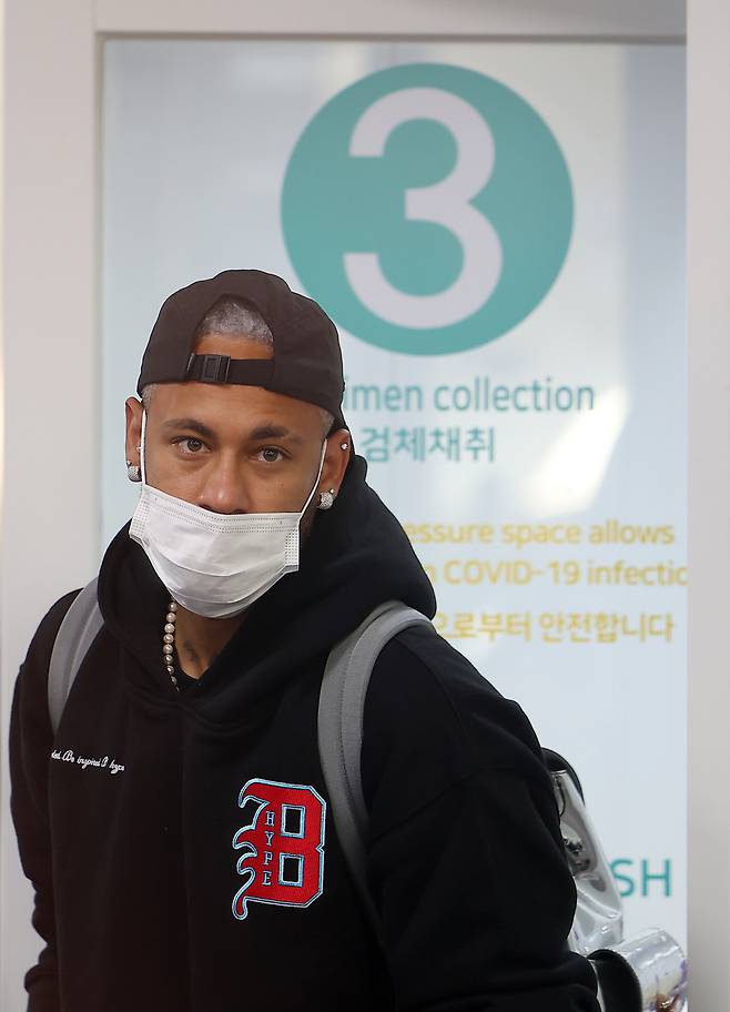 브라질 축구대표팀의 네이마르가 26일 오후 인천국제공항 제1여객터미널을 통해 입국하고 있다. (영종도=연합뉴스)