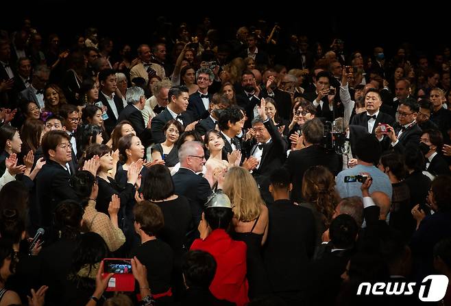 26일 오후(현지시간) 제75회 칸 국제영화제가 열리고 있는 프랑스 남부 칸 ‘팔레 데 페스티벌’(Palais des Festivals) 뤼미에르 대극장에서 경쟁부문 진출작 영화 '브로커' 월드 프리미어 시사회가 열려, 영화 상영이 종료되자 장내 관중들이 일제 기립박수를 치고 있다. 2022.5.27/뉴스1 © News1 이준성 프리랜서기자