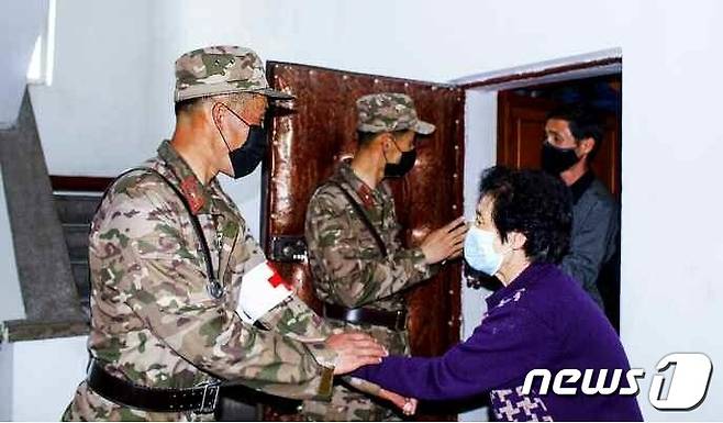(평양 노동신문=뉴스1) = 북한 조선노동당 기관지 노동신문은 27일 신종 코로나바이러스 감염증(코로나19) 방역전선에 뛰어들어 의약품 봉사·수송을 하고 있는 인민군을 치켜세웠다. 신문은 "조국 보위도 사회주의 건설도 농사도, 오늘은 방역대전까지 다 맡아 인민의 운명과 행복과 미래를 지키는 우리 군대에 대한 인민의 사랑과 정과 믿음은 사상 초유의 격난 속에서 더욱 열렬해지고 굳건해지고 있다＂고 전했다. [국내에서만 사용가능. 재배포 금지. DB 금지. For Use Only in the Republic of Korea. Redistribution Prohibited] rodongphoto@news1.kr