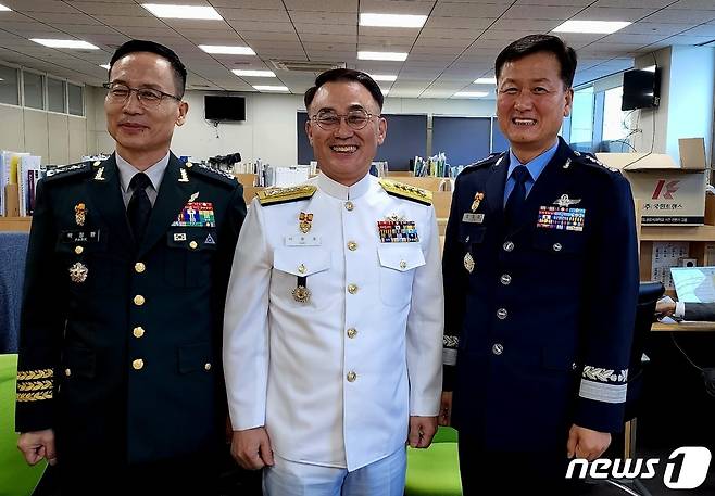 박종호 육군·이종호 해군·정상화 공군참모총장(왼쪽부터)이 27일 오전 국방부 기자실을 방문했다. © 뉴스1