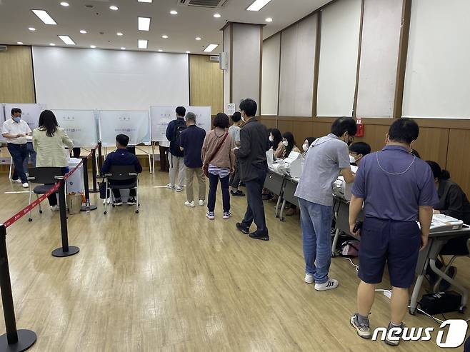 27일 오전 9시쯤 경남 창원시 의창구 경남연구원 1층에 마련된 용지동사전투표소에 유권자들이 투표지를 받기 위해 줄 서 있다.© 뉴스1 강정태 기자