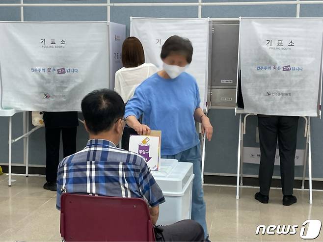 27일 오후 부산 남구 대연제3동 행정복지센터에 마련된 사전투표소에서 유권자가 투표용지를 투표함에 넣고 있다.2022.5.27/ ©뉴스1 이유진 기자