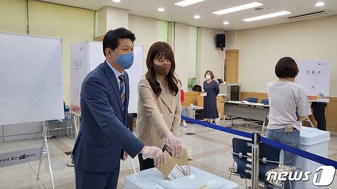 제8회 전국동시지방선거 사전투표 첫날인 27일 서재헌 더불어민주당 대구시장 후보가 달서구 이곡동 이곡2동주민센터에서 부인과 함께 투표하고 있다. (사진은 기사 내용과 무관함) 2022.5.27/뉴스1 © News1 이성덕 기자