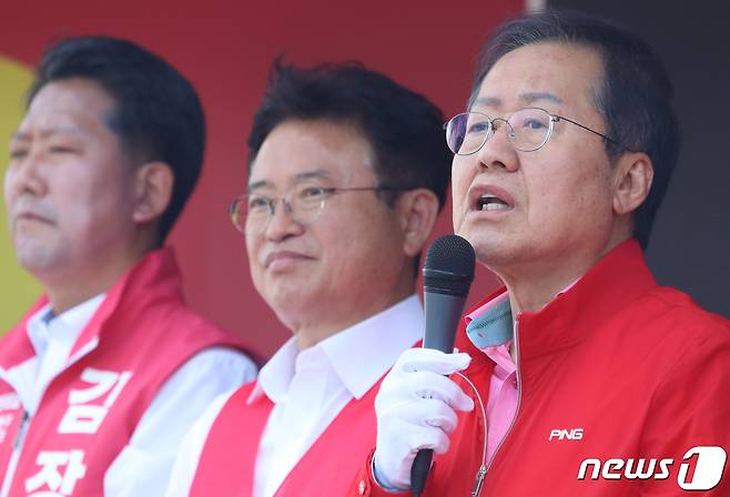 27일 오후 경북 구미 선산시장에서 열린 국민의힘 김장호 구미시장 후보 선거유세에서 홍준표 대구시장 후보가 지원 유세를 하고 있다. 홍 후보는 "윤석열 대통령께서 약속하신 대로 통합신공항을 국비공항으로 만들고 활주로 3.8km 이상 관문공항으로 만들 수 있도록 여러분들이 압도적인 표로 김장호 구미시장 후보를 밀어주시기 바란다"고 말했다. 2022.5.27/뉴스1 © News1 정우용 기자
