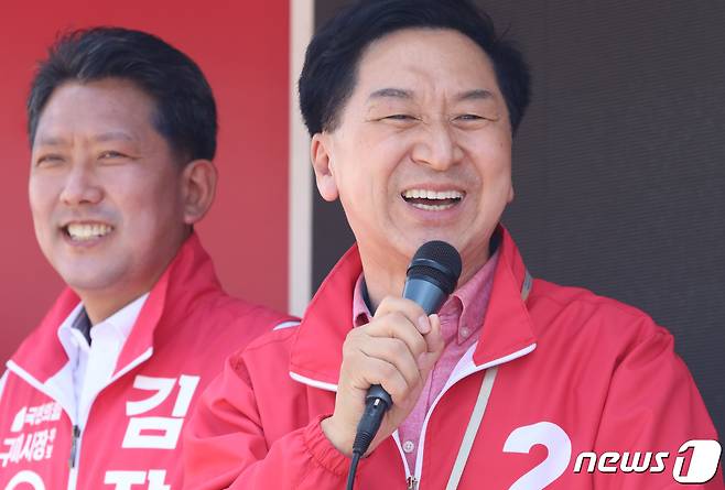 27일 오후 경북 구미 선산시장에서 열린 국민의힘 김장호 구미시장 후보 선거유세에서 김기현 공동선대위원장이 지지를 호소하고 있다. 김 위원장은 "대한민국 건국의 중심이 박 대통령의 고향 구미＂라며 전폭적인 지지를 호소했다. 2022.5.27/뉴스1 © News1 정우용 기자