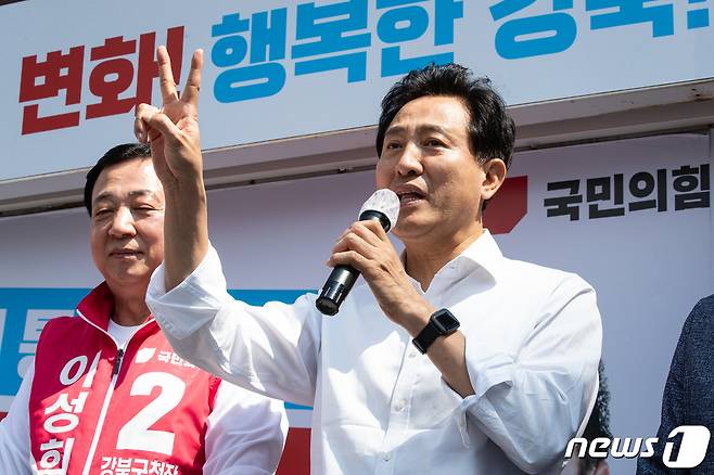 오세훈 국민의힘 서울시장 후보가 27일 서울 강북구 수유사거리에서 시민들에게 지지를 호소하고 있다. 2022.5.27/뉴스1 © News1 유승관 기자