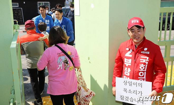 제주시을 국회의원 재보궐 선거에 출마한 김한규 더불어민주당 후보(왼쪽)와 부상일 국민의힘 후보가 21일 오전 제주북초등학교 총동문회 단합대회장을 찾아 지지를 호소하고 있다. 2022.5.21/뉴스1 © News1 오미란 기자