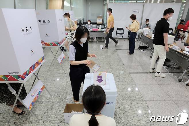 제8회 전국동시지방선거 사전 투표 첫날인 27일 서울 용산구의회에 마련된 이태원 제1동 사전투표소에서 유권자들이 투표하고 있다. 2022.5.27/뉴스1 © News1 조태형 기자