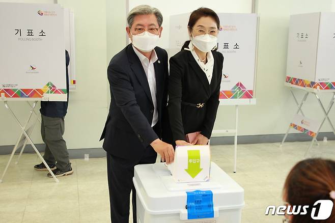 오태완 후보 부부가 27일 의령읍 보건소에서 사전투표를 하고 있다(오태완후보측 제공)© 뉴스1