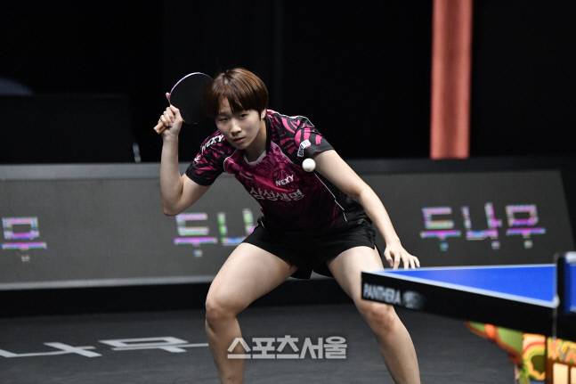 ‘제2의 서효원’으로 불리는 만 19세 변서영(삼성생명). 그가 26일 2022 한국프로탁구 코리아리그 여자부 플레이오프에서 대한항공 에이스 이은혜를 맞아 날카로운 커트를 구사하고 있다. 한국프로탁구리그.