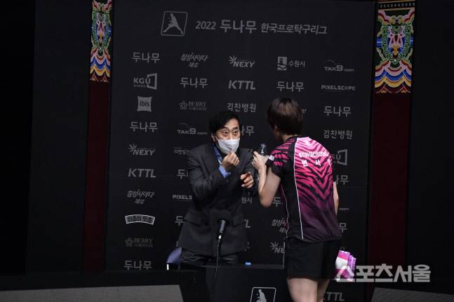 유남규 감독이 변서영에게 뭔가 지시를 내리고 있다. 한국프로탁구리그