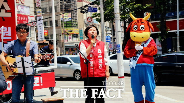 손혜진 북구의원 후보는 '주민과 늘 함께 하겠다'는 약속의 의미가 담긴 가수 서영은의 '혼자가 아닌 나'를 앳된 목소리로 부드럽게 들려줘 행인들의 큰 박수를 받았다./광주=니윤상 기자