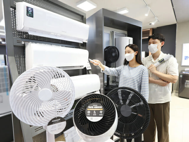 롯데하이마트 대치점에 방문한 소비자들이 하이메이드(HIMADE) 냉방가전을 둘러보고 있다. (사진=롯데하이마트)