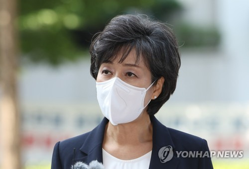 박순애 사회부총리 겸 교육부장관 후보자가 27일 서울 여의도 교육시설안전원으로 출근하면서 인사말을 하고 있다.(사진출처=연합뉴스)