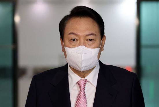 윤석열 대통령이 23일 오전 용산 대통령실 청사로 출근하며 취재진의 질문에 답하고 있다. [이미지출처=연합뉴스]