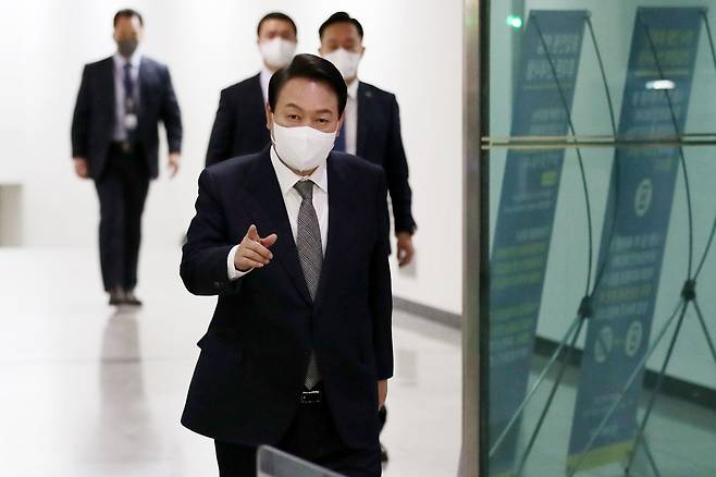 윤석열 대통령이 27일 오전 용산 대통령실 청사로 출근하며 취재진에게 인사말을 건네고 있다. /뉴스1