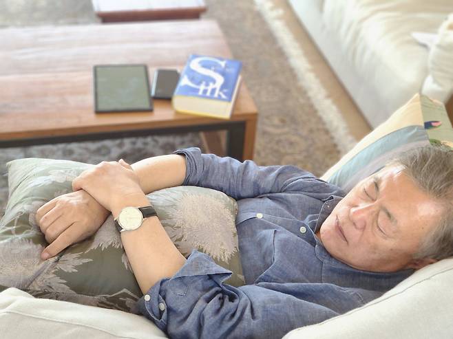 문재인 전 대통령이 경남 양산 사저에서 낮잠을 자고 있다. /문 전 대통령의 딸 다혜씨 트위터 캡처