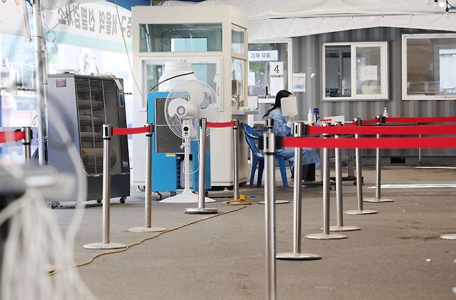 지난 26일 오전 서울역 광장에 마련된 코로나19 임시선별검사소가 한산하다./연합뉴스