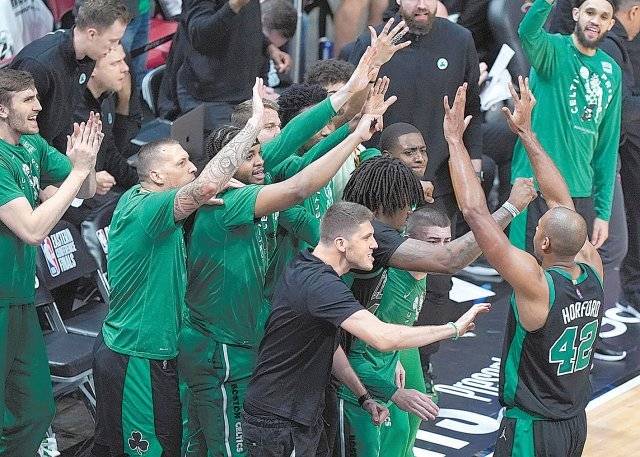 미국프로농구(NBA) 보스턴의 앨 호퍼드(42번)가 26일 마이애미와의 동부콘퍼런스 결승 5차전 방문경기에서 2쿼터 종료 직전 득점에 성공한 뒤 벤치 멤버들과 하이파이브를 하고 있다. 마이애미=AP 뉴시스