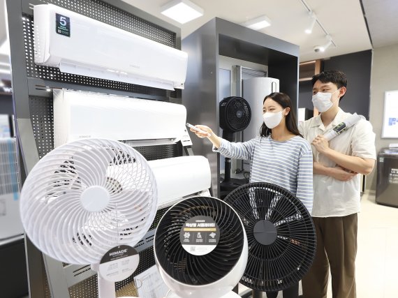 롯데하이마트 대치점에 방문한 소비자들이 하이메이드(HIMADE) 냉방가전을 둘러보고 있다. 롯데하이마트 제공.