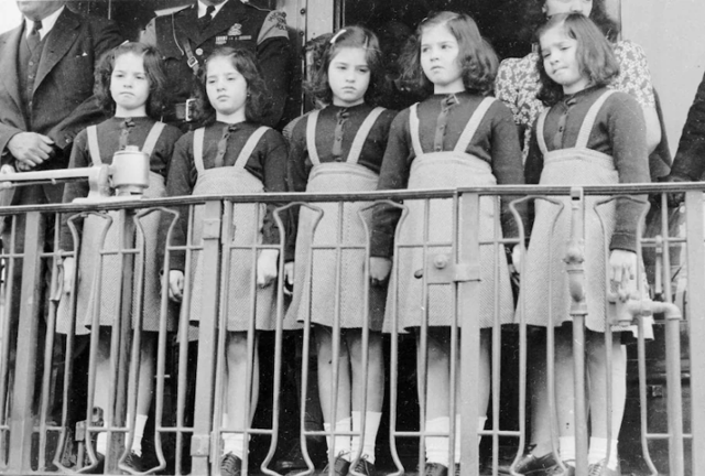 1943년 만 9세 된 디온의 다섯쌍둥이. AP 연합뉴스