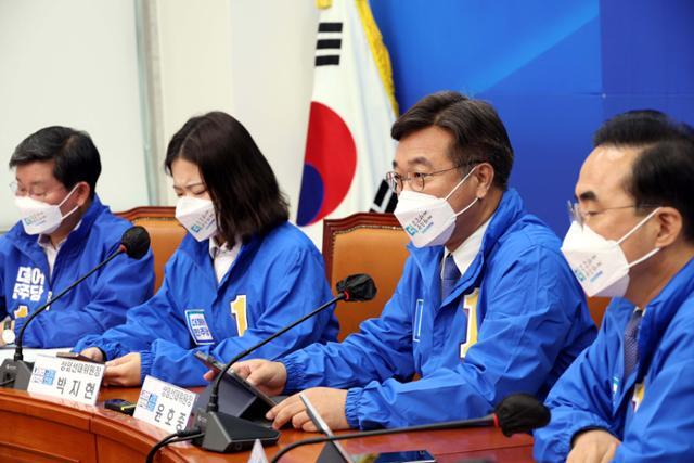 윤호중(왼쪽에서 세 번째)·박지현(두 번째) 더불어민주당 공동비상대책위원장이 25일 국회에서 열린 더불어민주당 국정균형과 민생안정을 위한 선대위 합동회의에 참석해 있다. 공동취재사진
