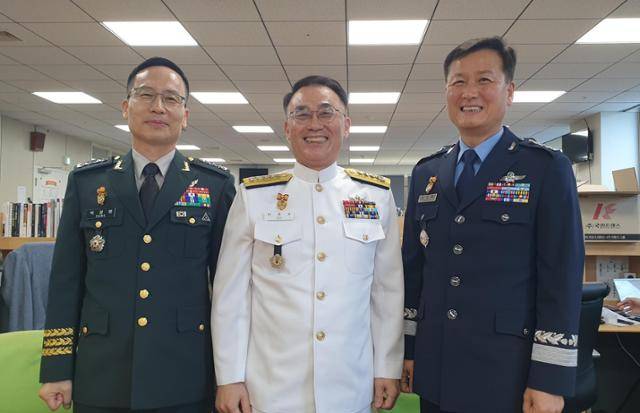 27일 취임에 앞서 국방부 기자실을 방문한 박정환(왼쪽부터) 육군참모총장, 이종호 해군참모총장, 정상화 공군참모총장. 연합뉴스