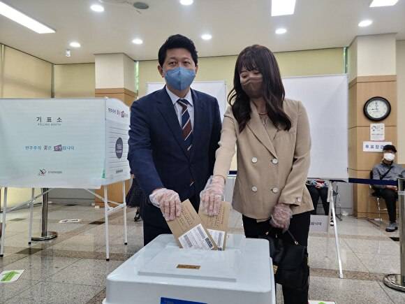 서재헌 민주당 대구시장 후보와 배우자 황혜영씨가 27일 사전투표를 하고 있다. [사진=서재헌 후보 사무실]