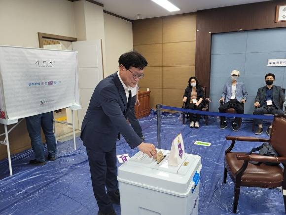 김대권 국민의힘 대구 수성구청장 후보가 27일 사전투표를 하고 있다.  [사진=김대권 후보 사무실]