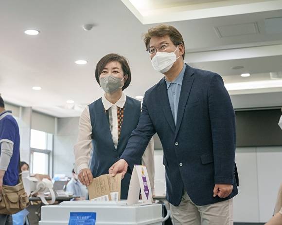 제8회 전국동시지방선거 사전투표 첫날인 27일 오전 변성완 더불어민주당 부산광역시장 후보(오른쪽)가 배우자와 함께 부산광역시 연제구청 2층 사전투표소를 찾아 투표하고 있다. [사진=변성완 후보 선거캠프]