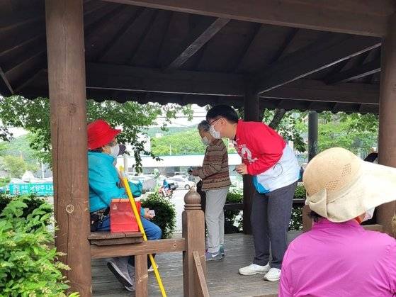 최정현 국민의힘 경기도의원 후보가 지난 13일 남양주 주민들에게 인사하고 있다. [사진 최정현]
