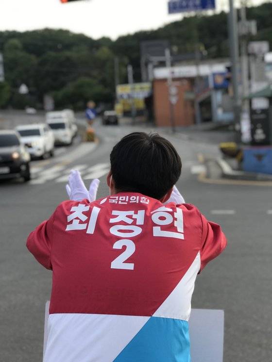최정현 경기도의원 국민의힘 후보가 학교에서 수업을 마치고 돌아온 뒤인 오후 7시쯤 남양주시 어내미 삼거리에서 선거운동을 하고 있다. [사진 최정현]