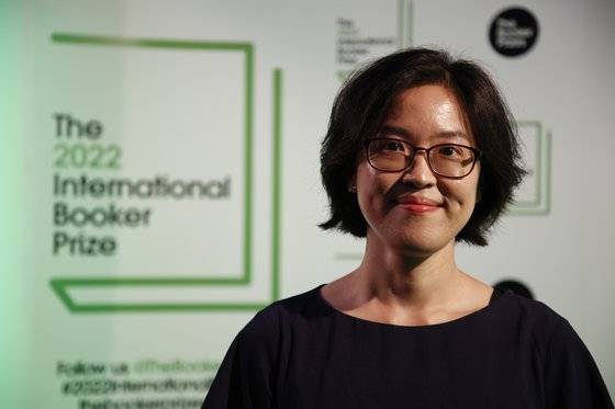 2017년 펴낸 '저주토끼'로 2022 부커상 최종 후보 6인에 든 정보라 작가는 현지시간 26일 영국 런던에서 열린 2022년 인터내셔널 부커상 시상식에 참석했다. AP=연합뉴스