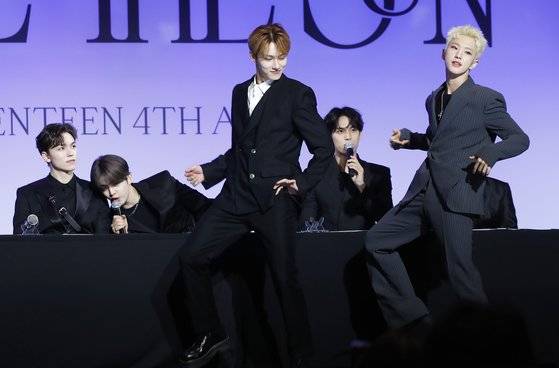 27일 오전 서울 여의도 콘래드 호텔에서 열린 정규 4집 '페이스 더 선(Face the Sun)' 발매 기념 글로벌 기자간담회에서 세븐틴 멤버 준(왼쪽)과 호시가 새 안무 중 "따라하기 쉬워 '챌린지' 할 수 있는 안무"를 선보였다. 뉴스1