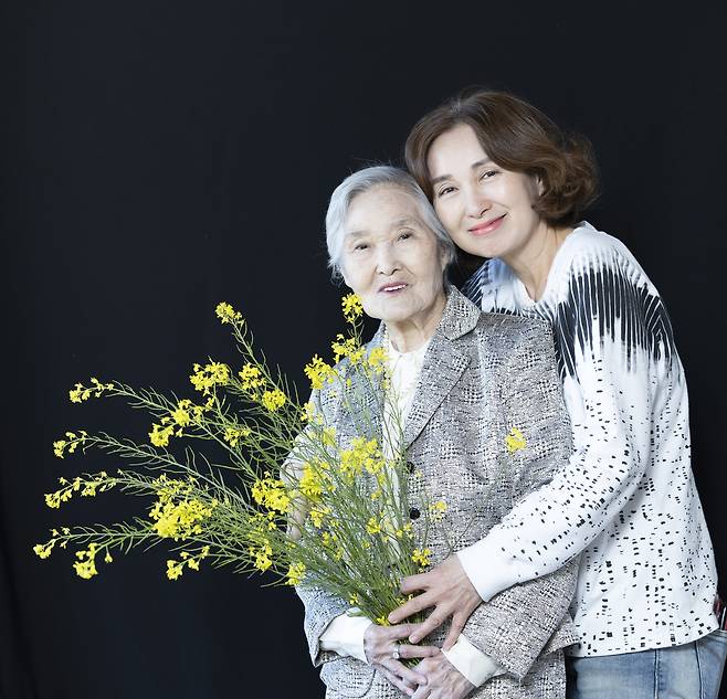 딸은 압니다. 어머니의 기억이 사라졌어도 꽃을 좋아하는 품성은 여전하다는 것을요. 더구나 아무렇게나 피는 갓꽃 한 다발에도 어머니가 행복해한다는 것을 아는 겁니다.