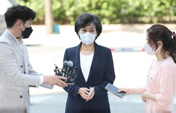 박순애 교육부 장관 후보자가 27일 여의도 한국교육시설안전원 앞에서 취재진의 질문에 답하고 있다. 연합뉴스