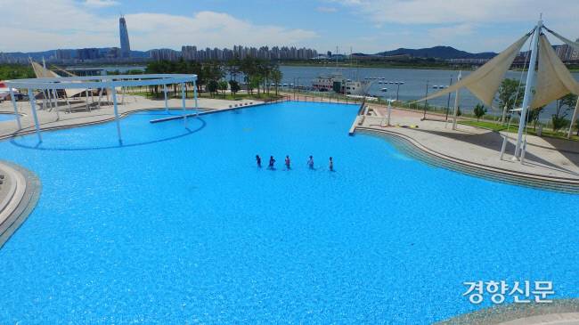 서울 뚝섬 한강공원 수영장에서 2017년 서울시 한강사업본부 직원들이 시설을 정비하고있다. |경향신문 자료사진
