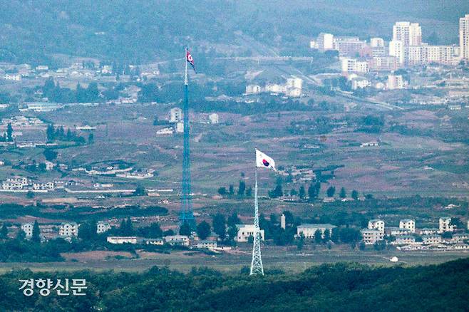 26일 경기도 파주시 접경지역에서 바라본 서부전선 비무장지대(DMZ)에서 남측 대성동 마을 태극기와 북측 기정동 마을 인공기가 펄럭이고 있다. 연합뉴스