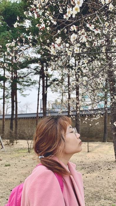 소설가 은모든이 연작소설 <우주의 일곱 조각>을 펴냈다. 세 여성의 삶의 7가지 모습을 다룬 소설에 대해 은모든은 “삶의 다양한 스펙트럼과 가능성을 보여주고 싶었다”고 말했다. 문학과지성사 제공