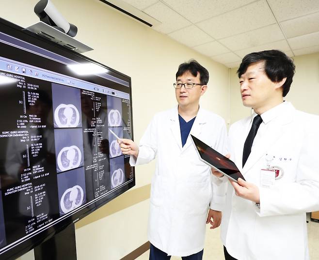 폐암센터 이승룡 교수(왼쪽)와 김현구 교수가 폐암 환자의 치료방법을 논의하고 있다. 고려대 구로병원 제공
