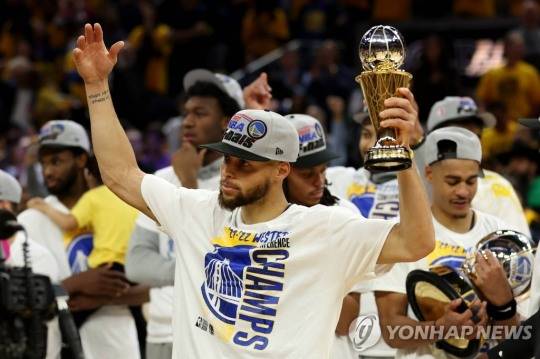 서부 콘퍼런스 결승 MVP 수상자 스테픈 커리
[게티이미지/AFP=연합뉴스]