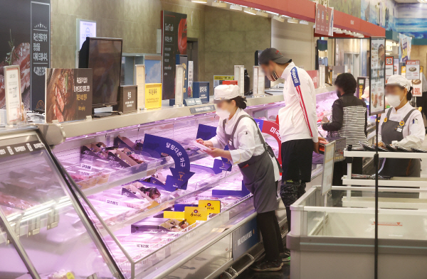 이달 23일 서울의 한 대형마트에서 소비자들이 돼지고기·소고기 등을 판매하는 육류 코너를 둘러보고 있다. [사진 출처 = 연합뉴스]