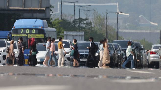 서울 지역 낮 기온이 30도에 육박하는 등 전국적으로 초여름 날씨를 보인 지난 23일 오후 서울 세종대로 위로 아스팔트 열기로 인한 아지랑이가 피어오르고 있다. [이충우 기자]